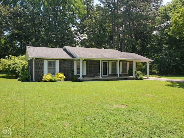 937 Homecrest Dr, Piggott, AR 72454 - ranch-style home with a porch, brick siding, and a front yard