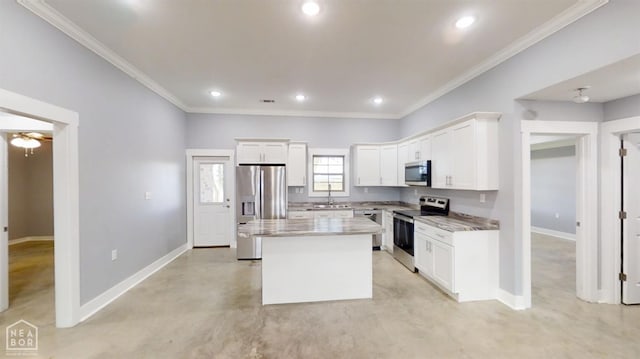 527 Annsley Ln, Manila, AR 72442 - kitchen featuring stainless steel appliances, ornamental molding, baseboards, a kitchen island, and white cabinets