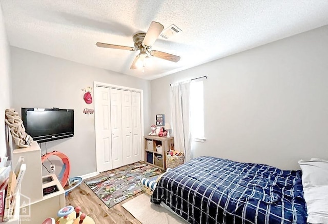 199 County Road 305, Jonesboro, AR 72401 - bedroom with wood finished floors, a closet, ceiling fan, visible vents, and a textured ceiling