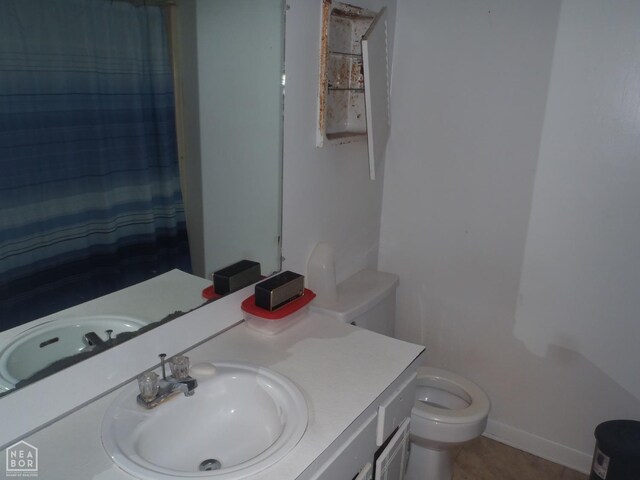 2009 Daugherty St, Newport, AR 72112 - full bathroom featuring vanity, toilet, and curtained shower