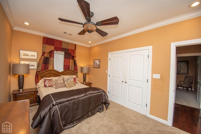 carpeted bedroom with ceiling fan, baseboards, ornamental molding, visible vents, and recessed lighting