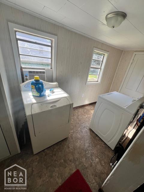 518 N 4th St, Paragould, AR 72450 - laundry area featuring washing machine and dryer and cooling unit