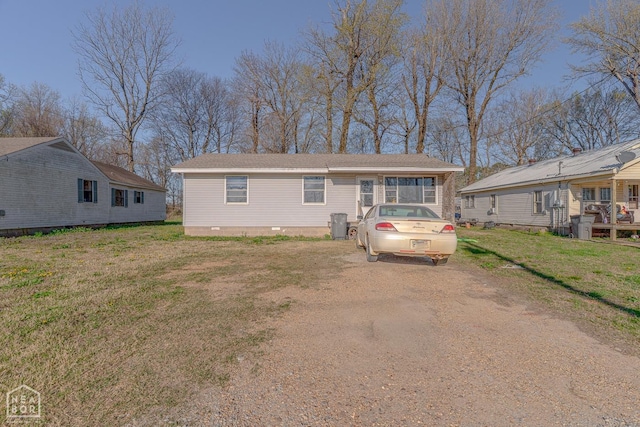 view of front of property featuring a front lawn and crawl space
