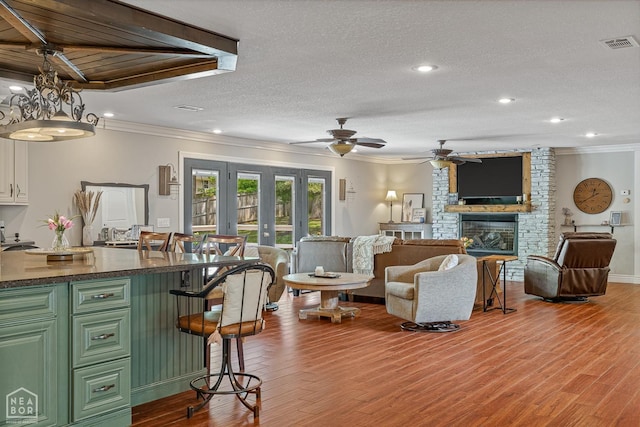 1616 Neely Rd, Jonesboro, AR 72404 - living area featuring a ceiling fan, visible vents, and ornamental molding