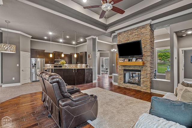 living room with ceiling fan, crown molding, baseboards, dark wood-type flooring, and recessed lighting