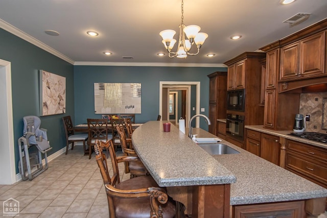 kitchen with visible vents, an inviting chandelier, a sink, crown molding, and black appliances