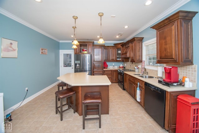 kitchen featuring tasteful backsplash, a breakfast bar, crown molding, black appliances, and a sink