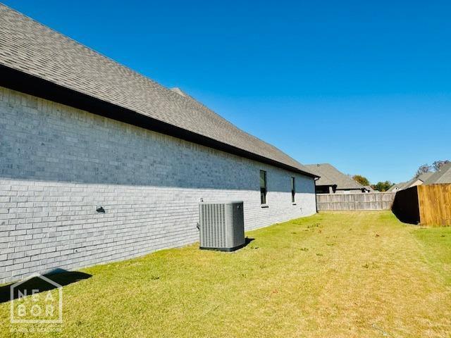 3803 Stone Ridge Dr, Paragould, AR 72450 - view of side of home featuring central AC and a shingled roof