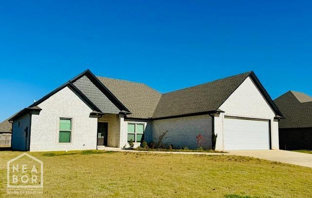 3803 Stone Ridge Dr, Paragould, AR 72450 - view of front facade with driveway, a front lawn, and an attached garage