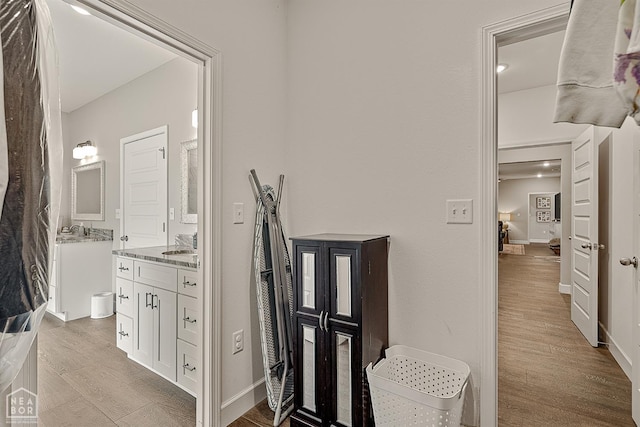 3604 Fieldstone Dr, Paragould, AR 72450 - corridor featuring light wood-style floors and a sink