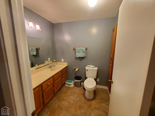 800 Hilltop Dr, Piggott, AR 72454 - bathroom featuring toilet, vanity, and a textured ceiling