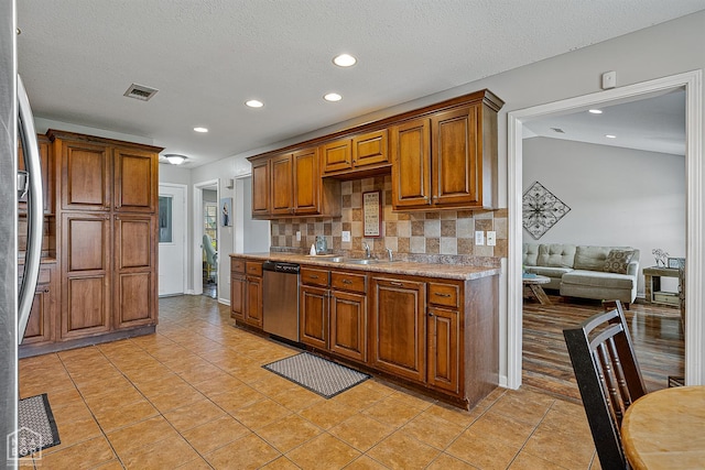 5007 S 28th St, Paragould, AR 72450 - kitchen with stainless steel appliances, a sink, decorative backsplash, light countertops, and recessed lighting
