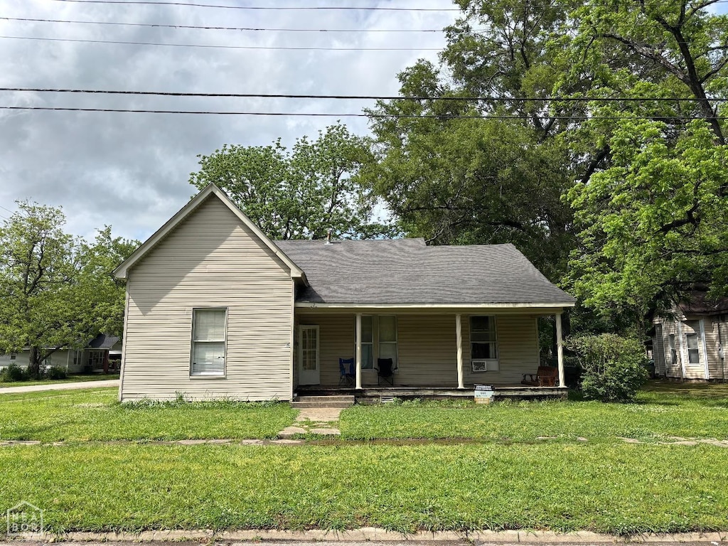 1020 W Jefferson Ave, Jonesboro, AR 72401 - view of front facade with covered porch and a front yard