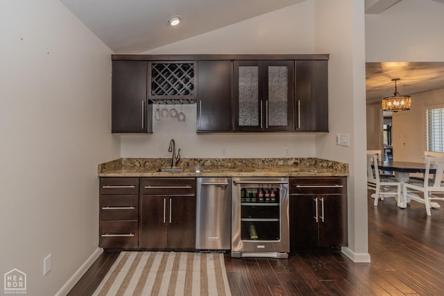 106 Winston Pl, Paragould, AR 72450 - indoor wet bar with wine cooler, dark wood-style flooring, vaulted ceiling, a chandelier, and baseboards