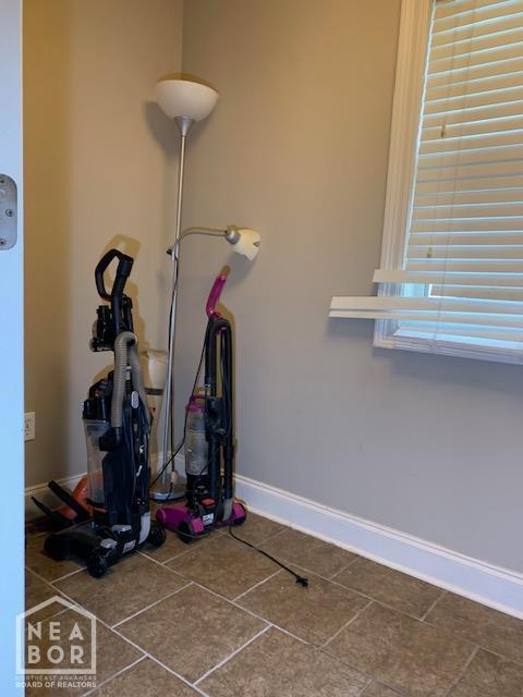 4709 Summit Ridge Dr, Jonesboro, AR 72404 - detailed view of baseboards