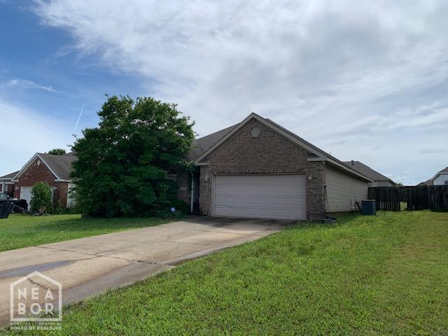 4709 Summit Ridge Dr, Jonesboro, AR 72404 - view of front of house with brick siding, a garage, a front yard, and concrete driveway