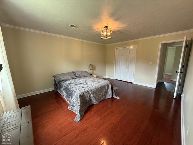 1354 Wiley Dr, Piggott, AR 72454 - bedroom with wood finished floors, crown molding, and a closet