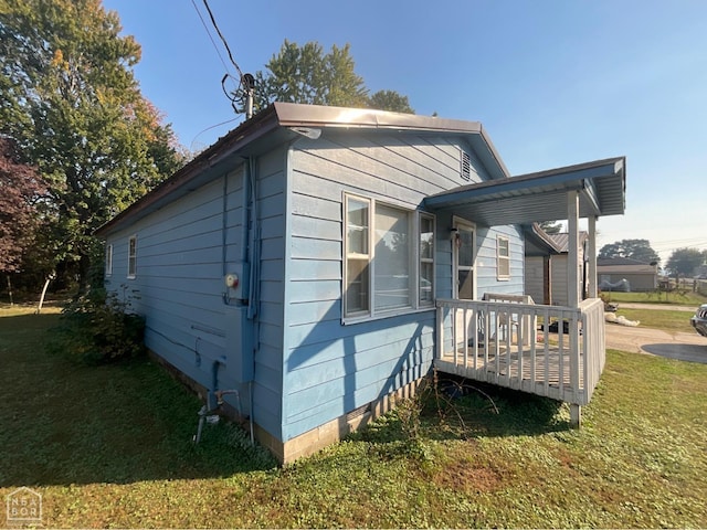 view of side of property featuring a lawn
