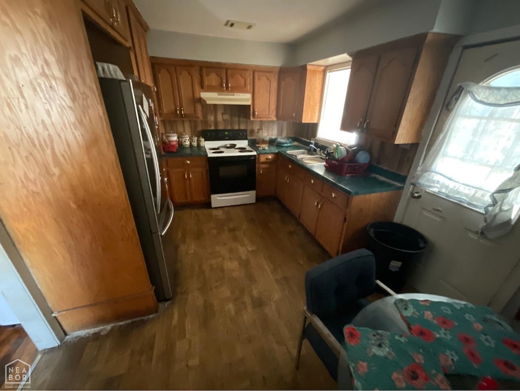 kitchen featuring range with electric cooktop, dark wood-style flooring, a sink, freestanding refrigerator, and under cabinet range hood