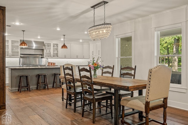 803 Fairway Dr, Jonesboro, AR 72401 - dining room featuring a chandelier, hardwood / wood-style floors, crown molding, and recessed lighting