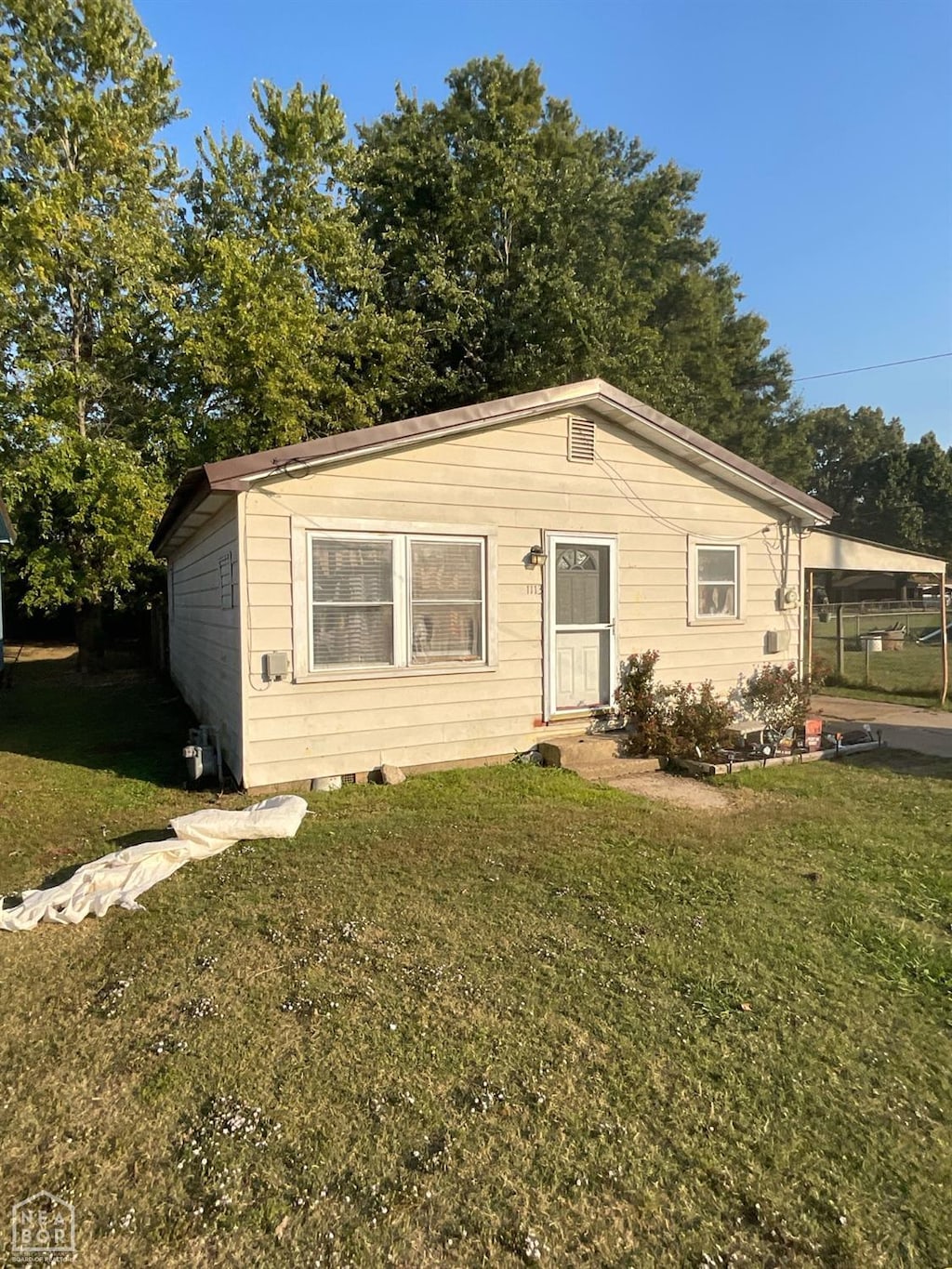 view of front facade featuring a front lawn