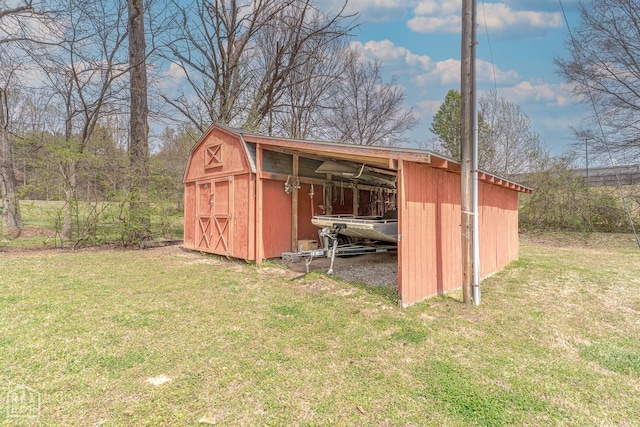 view of pole building featuring a yard