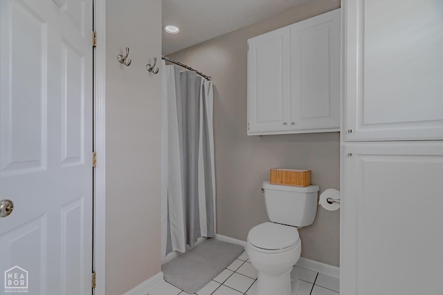 full bathroom with tile patterned flooring, recessed lighting, toilet, a shower with shower curtain, and baseboards