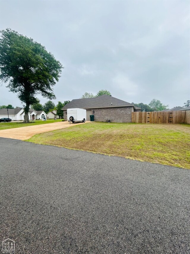 view of front facade with driveway