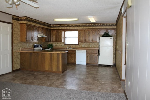 1805 Covey Dr, Jonesboro, AR 72404 - kitchen featuring white appliances, under cabinet range hood, a peninsula, ceiling fan, and a textured ceiling