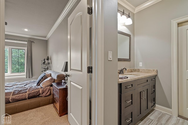 ensuite bathroom featuring vanity, ensuite bath, recessed lighting, crown molding, and baseboards
