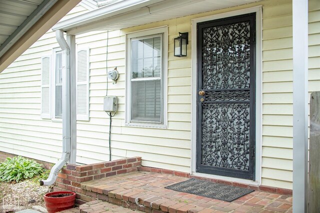 1123 Olive St, Jonesboro, AR 72401 - view of exterior entry with covered porch