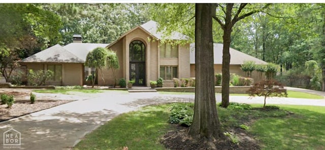 1716 Chickasaw Ave, Jonesboro, AR 72401 - mid-century modern home with a chimney and stucco siding
