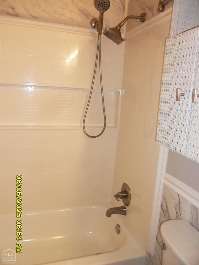 404 Logan St, Newport, AR 72112 - full bath with washtub / shower combination, toilet, and tile walls