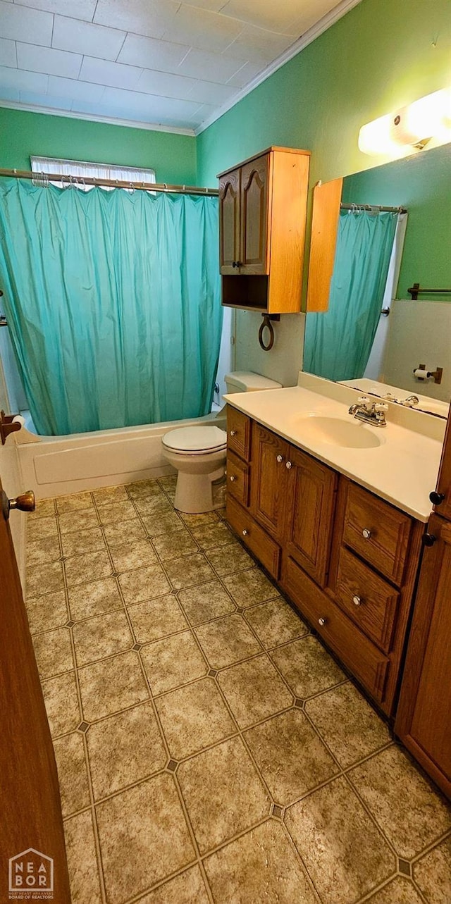 full bath featuring crown molding, shower / tub combo with curtain, toilet, and vanity