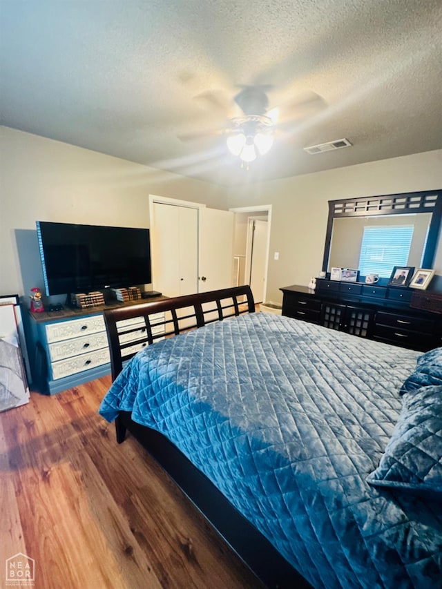 2804 Ivy Dr, Newport, AR 72112 - bedroom with wood finished floors, a textured ceiling, and ceiling fan