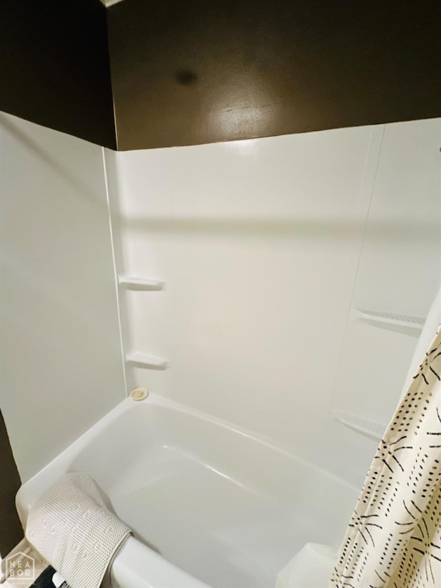 2804 Ivy Dr, Newport, AR 72112 - full bathroom featuring shower / bath combo