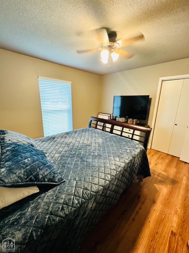 2804 Ivy Dr, Newport, AR 72112 - bedroom with wood finished floors, a textured ceiling, and ceiling fan