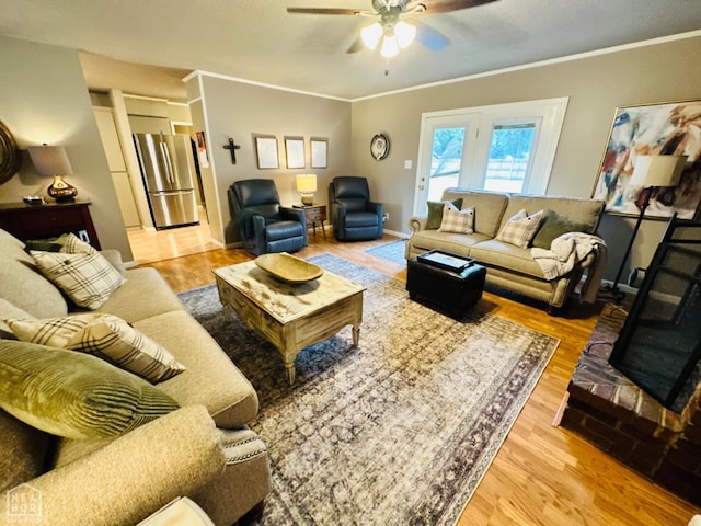 2804 Ivy Dr, Newport, AR 72112 - living area featuring a ceiling fan, wood finished floors, crown molding, and baseboards