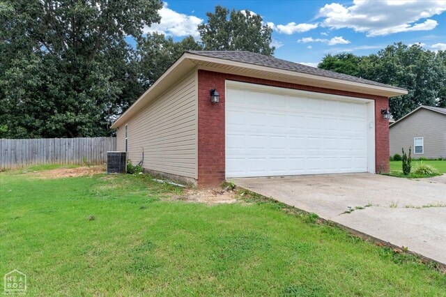 1104 Sandino Dr, Jonesboro, AR 72405 - garage with concrete driveway