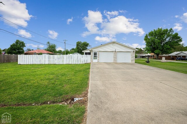 1303 Magnolia Ave, Walnut Ridge, AR 72476 - ranch-style house featuring fence, a front yard, and a detached garage