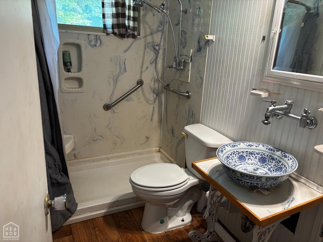 48 E Lakeshore Dr, Williford, AR 72482 - bathroom featuring curtained shower and wood finished floors
