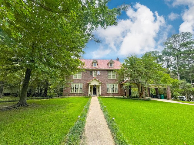 view of front of home with a front lawn