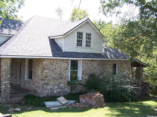 view of front of house with a front yard