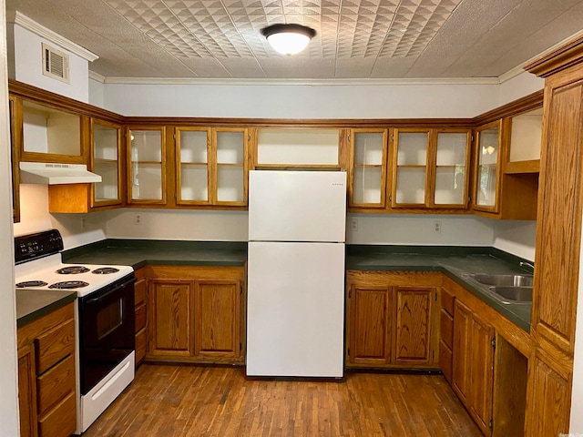 kitchen featuring electric range oven, dark hardwood / wood-style floors, sink, ornamental molding, and white fridge