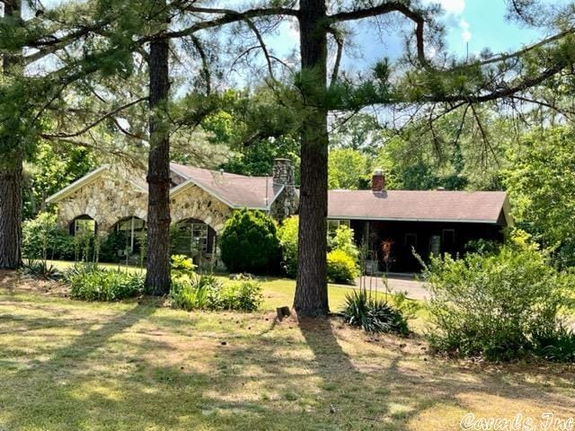 view of front of property featuring a front yard