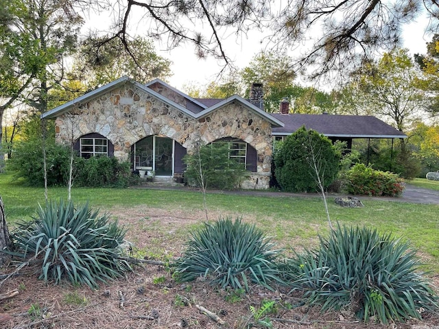 single story home featuring a front yard