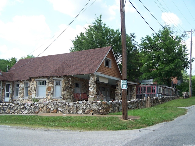 view of front facade featuring a front lawn