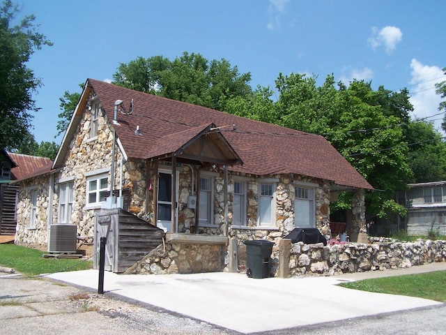 view of front facade featuring central AC unit