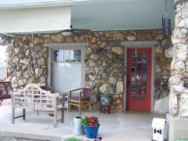 doorway to property with ceiling fan