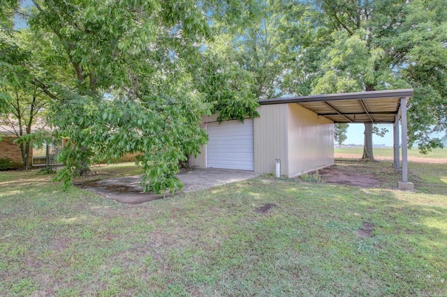 view of yard featuring an outdoor structure and a garage